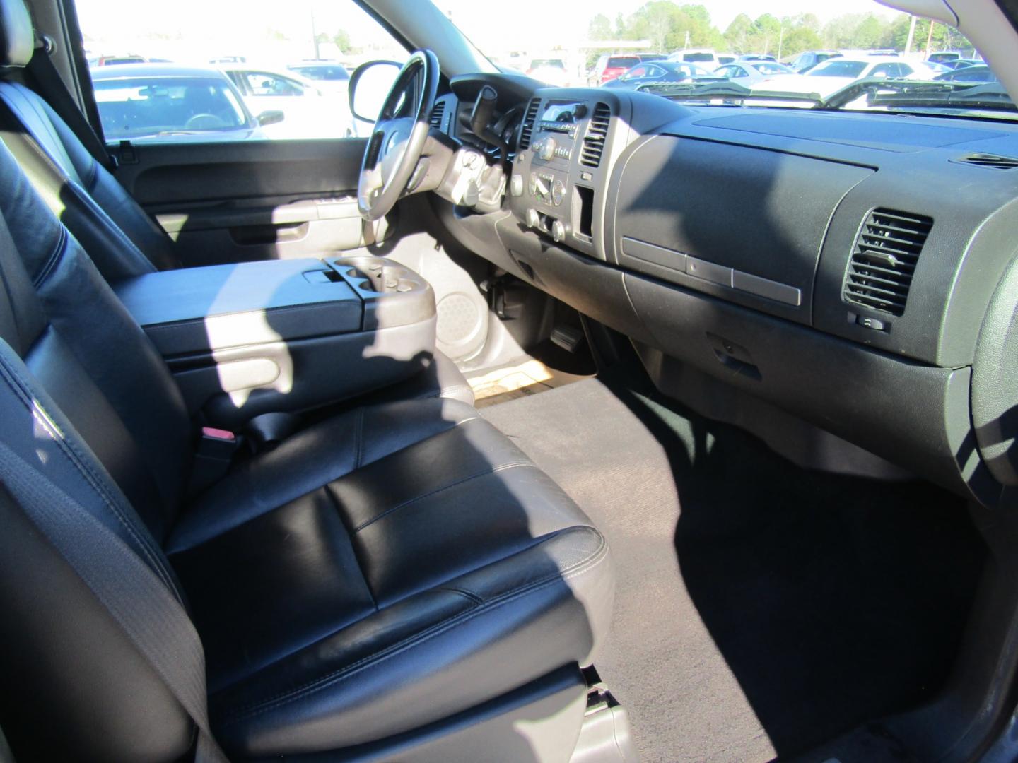 2011 Gray /Gray Chevrolet Silverado 1500 LT Crew Cab 4WD (3GCPKSE32BG) with an 5.3L V8 OHV 16V FFV engine, Automatic transmission, located at 15016 S Hwy 231, Midland City, AL, 36350, (334) 983-3001, 31.306210, -85.495277 - Photo#9